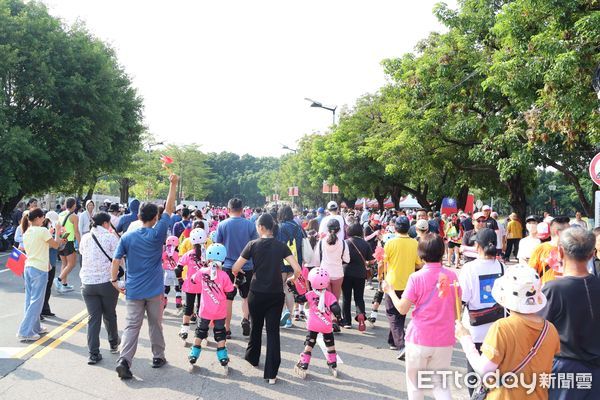 ▲民眾揮國旗、拍照打卡，現場氣氛喜氣洋洋。（圖／記者游瓊華翻攝）