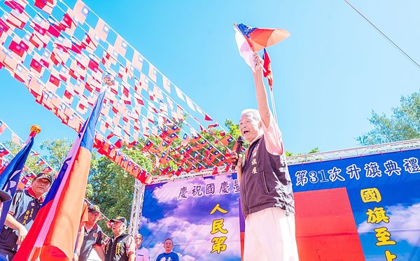 ▲桃園國旗屋升旗主辦人張老旺感謝各界對升旗活動的支持，希望國旗能持續飄揚。（圖／市府新聞處提供）