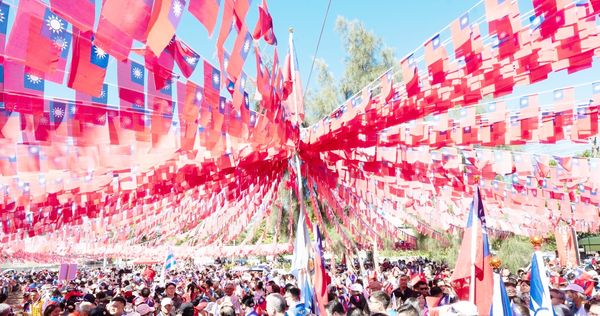 ▲桃園國旗屋升旗典禮吸引大批藍營支持者到場，聽取四位爭取黨主席候選人發表意見。（圖／市府新聞處提供）