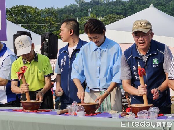 ▲南投茶博會「千人擂茶」活動熱鬧登場。（圖／記者高堂堯攝、南投縣政府提供）