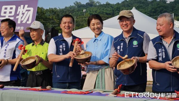 ▲南投縣長許淑華參與「千人擂茶」活動。（圖／記者高堂堯攝）