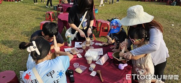 ▲南投茶博會「千人擂茶」活動熱鬧登場。（圖／記者高堂堯攝）