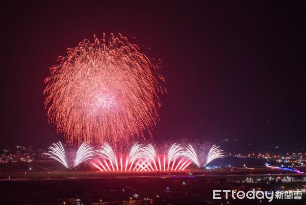 ▲▼快訊／南投國慶焰火登場「20萬人湧現」　賴清德、韓國瑜現身。（圖／記者高堂堯攝）