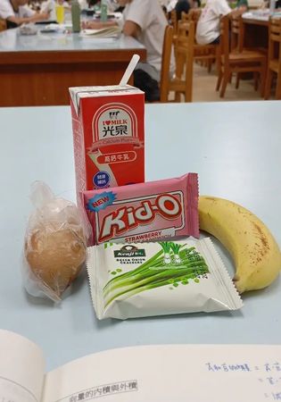 ▲▼成功高中晚自習都能領免費點心飲料。（圖／網友cgmun._.ehank提供，請勿隨意翻拍，以免侵權）