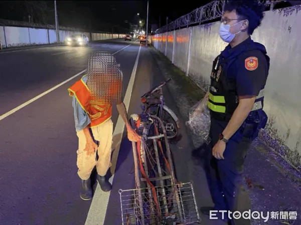 ▲龍泉派出所員警送張男反光背心。（圖／記者陳崑福翻攝）