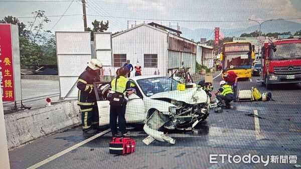 ▲男子先擦撞重機，最後撞上護欄才停下，全身骨折送醫不治。（圖／記者高堂堯翻攝）