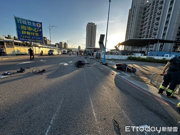 ▲李男駕駛皮卡翻覆肇事，警方從車上搜出毒品K他命及毒咖啡包。（圖／記者陸運陞翻攝）