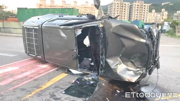 ▲李男駕駛皮卡翻覆肇事，警方從車上搜出毒品K他命及毒咖啡包。（圖／記者陸運陞翻攝）