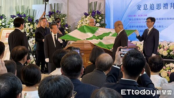 ▲歷任行政院長游錫堃、謝長廷、蘇貞昌及高雄市長陳其邁擔任覆旗官。（圖／記者吳世龍攝）