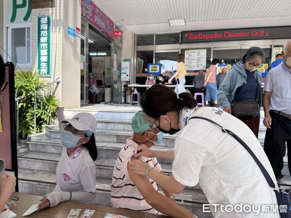▲台南105歲人瑞吳鄭敏，國慶日上午在新市衛生所接種流感及新冠疫苗，展現積極防疫精神。（記者林東良翻攝，下同）