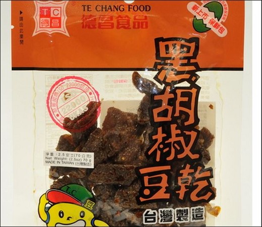 ▲香港食物安全中心公布，德昌食品的「黑胡椒豆乾」含禁用染色料。