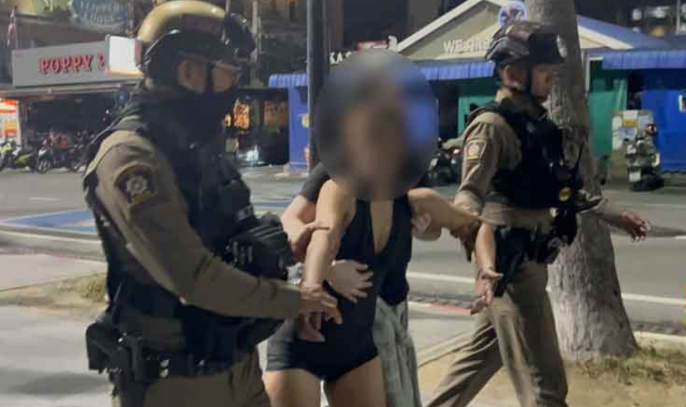 ▲▼泰女爛醉「計程車上大小便」！臭翻天。（圖／翻攝自khaosod）