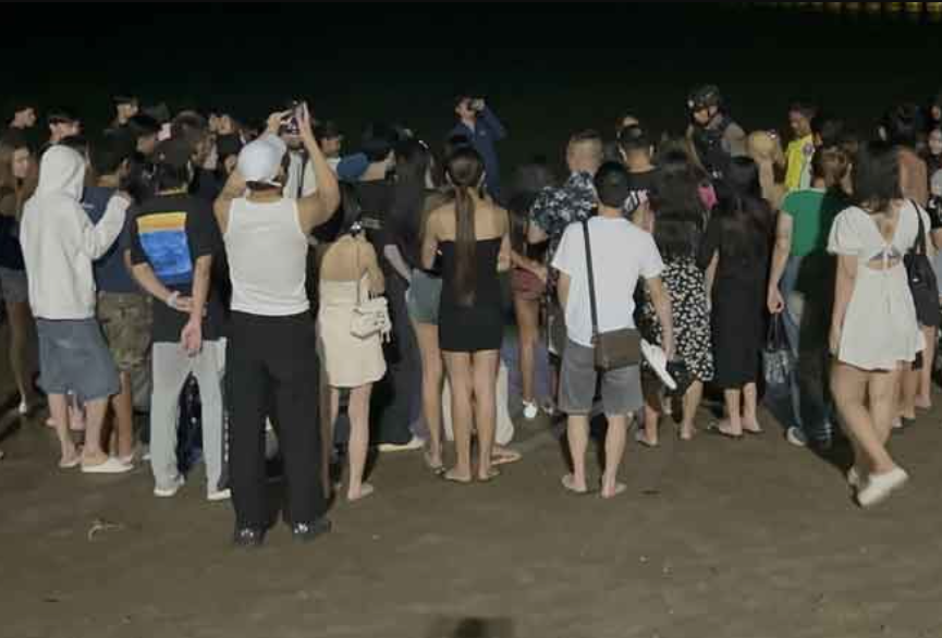 ▲▼泰女爛醉「計程車上大小便」！臭翻天。（圖／翻攝自khaosod）