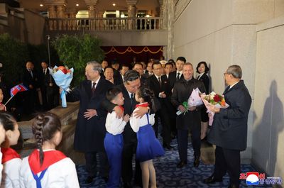 金正恩緊擁女童親吻! 勞動黨80周年閱兵「火星-20」洲際飛彈亮相