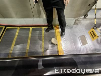洞洞鞋捲手扶梯釀禍!北捷新埔站旅客連環跌 1人送醫治療