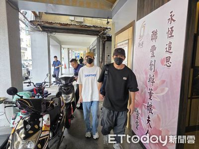 顏正國開放粉絲弔唁 「看著他長大的」李興文也來了