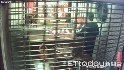 台中男「超巨油壓剪」偷土地公4面金牌價值19萬 躲摩鐵被逮