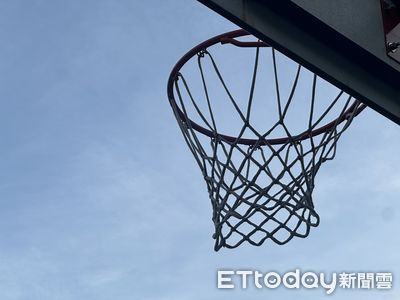 13歲兒鬥牛被推倒！悍媽撂人揍對手還告強制罪　法官判決結果曝