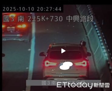 這樣看煙火太危險!車停國3路肩頭手伸窗外欣賞 慘被警勸離