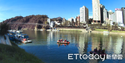 碧潭釣客驚見男子載浮載沉　警消下艇救起已死亡