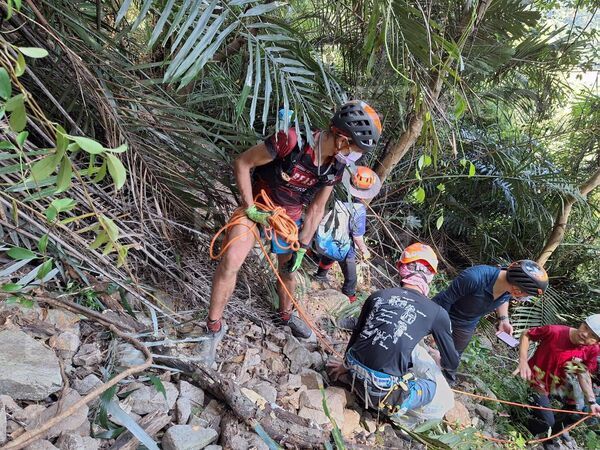 ▲▼苗栗山友爬東卯山失聯47天，跌落東稜步道80米深身亡。（圖／記者李陳信得拍攝）