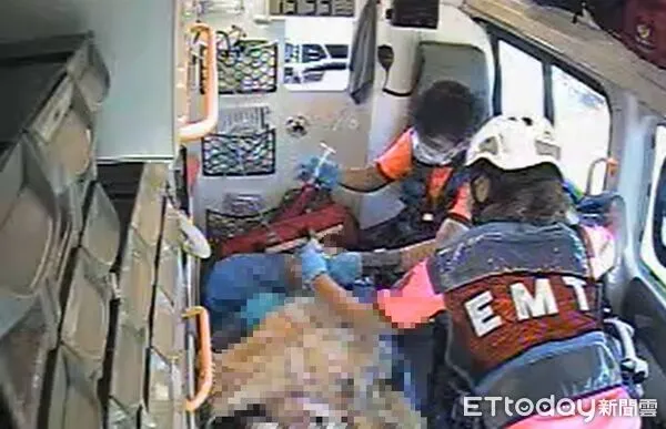 ▲台南市仁德區老婦人突發呼吸衰竭，歸仁高級救護隊透過視訊醫療成功施行院前插管。（記者林東良翻攝，下同）