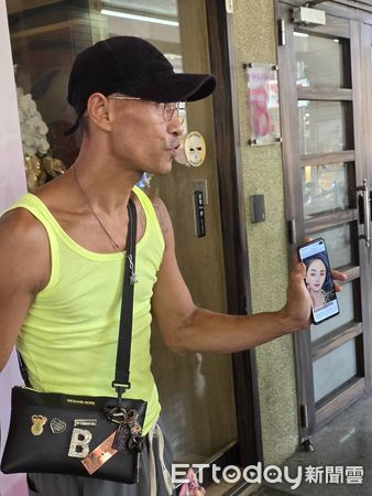 ▲游先生自製海報送別顏正國。（圖／記者葉文正攝）