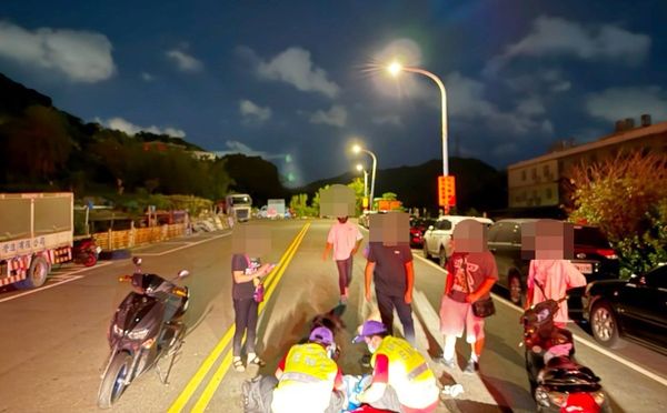 ▲桃園市劉姓騎士9日深夜騎車行過龜山區光榮路時，路旁一隻小狗突然衝出，劉姓騎士緊急煞車導致人車倒地，龜山警消據報到場處理。（圖／龜山警方提供）