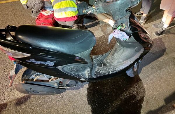 ▲桃園市劉姓騎士9日深夜騎車行過龜山區光榮路時，路旁一隻小狗突然衝出，劉姓騎士緊急煞車導致人車倒地，警消到場處理。（圖／龜山警方提供）