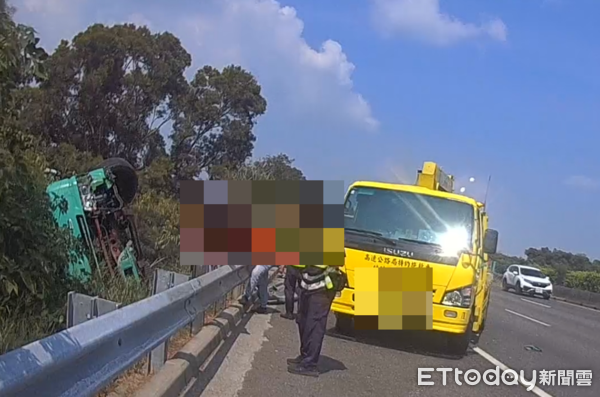 ▲▼             國1民雄段大貨車翻落邊坡。（圖／記者翁伊森翻攝，下同）