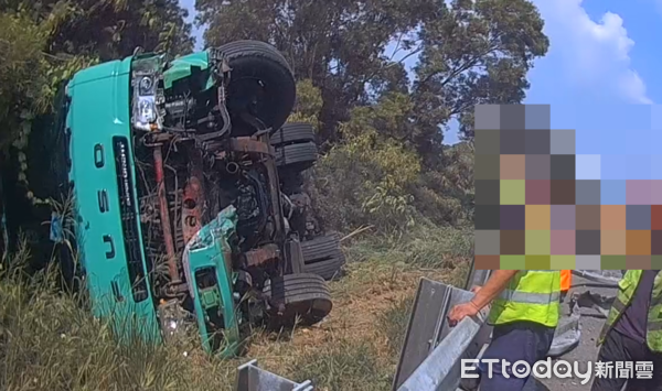 ▲▼             國1民雄段大貨車翻落邊坡。（圖／記者翁伊森翻攝，下同）