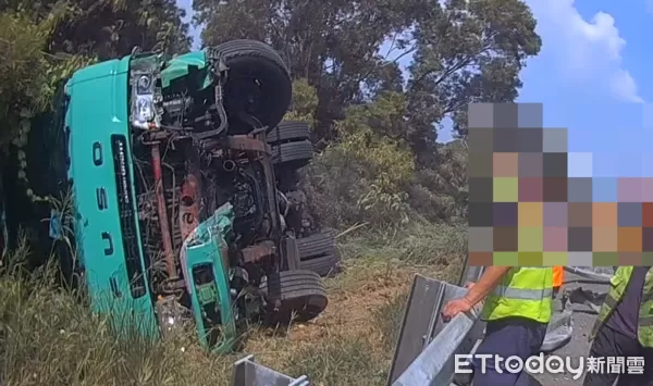 ▲▼             國1民雄段大貨車翻落邊坡。（圖／記者翁伊森翻攝，下同）