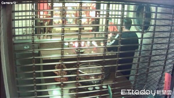 ▲▼竊嫌深夜搶走土地公4面金牌，霧峰警方100分鐘內在摩鐵逮人。（圖／民眾提供，下同）