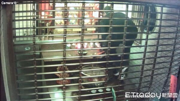 ▲▼竊嫌深夜搶走土地公4面金牌，霧峰警方100分鐘內在摩鐵逮人。（圖／民眾提供，下同）