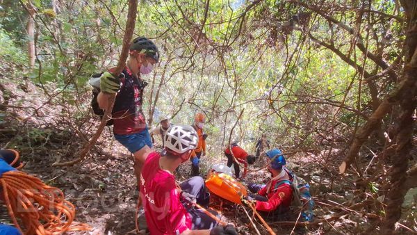 ▲▼黃姓山友登東卯山東峰失聯47天，今(11)日跑山獸在步道下方發現疑似失蹤者的鞋帽，在深80米深谷發現已身亡。（圖／記者李陳信得攝）
