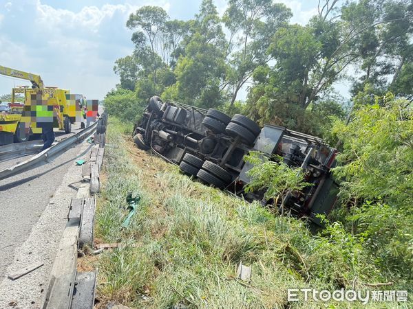 ▲▼             國1民雄段大貨車衝撞護欄後翻覆。（圖／記者翁伊森翻攝，下同）