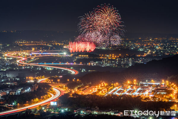 ▲國慶焰火施放期間，國道3號南下中興路段路肩有少數車輛暫停。（圖／翻攝「記者爆料網」、記者高堂堯翻攝）
