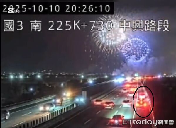 ▲國慶焰火施放期間，國道3號南下中興路段路肩有少數車輛暫停。（圖／翻攝「記者爆料網」、記者高堂堯翻攝）