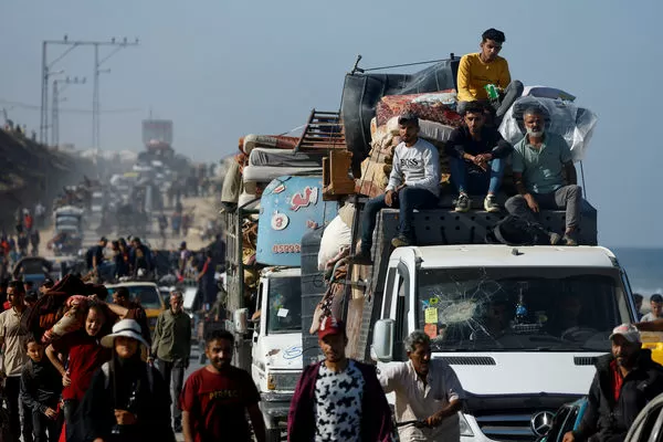 ▲▼加薩停火協議10日正式生效後，成千上萬巴勒斯坦人踏上返鄉路。（圖／路透）