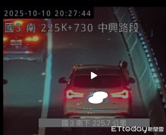 ▲車輛疑似為欣賞國慶焰火而停放國3中興路段路肩，乘客還將頭手伸出車窗外。（圖／記者高堂堯翻攝）