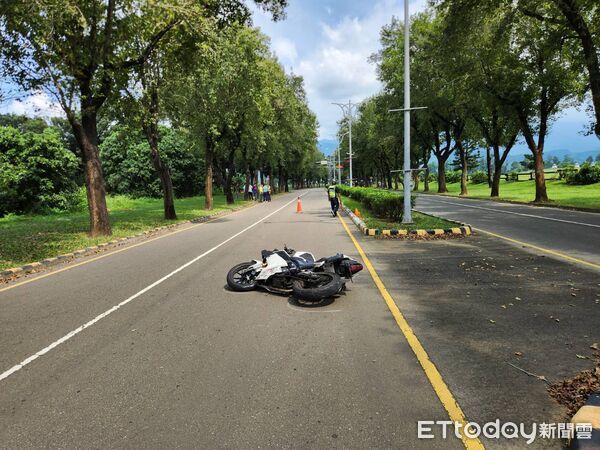 ▲屏科大校內學府路機車自摔事故。（圖／民眾提供）
