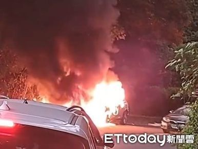 ▲▼野柳回程突冒煙！租車4人驚逃，整輛車瞬間成火球。（圖／記者郭世賢翻攝）