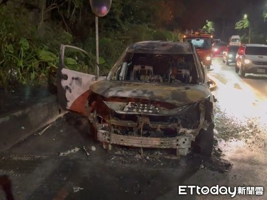 ▲▼野柳回程突冒煙！租車4人驚逃，整輛車瞬間成火球。（圖／記者郭世賢翻攝）