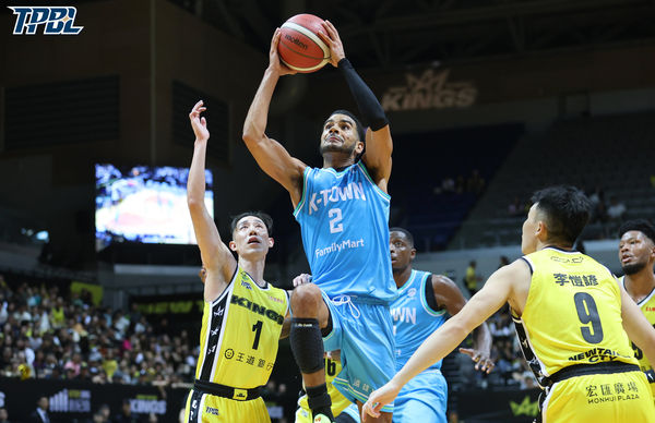 ▲國王傑登、林彥廷、林書緯、約翰，海神詹姆斯、吳曉謹、費雪、蘇文儒。（圖／TPBL職籃提供）