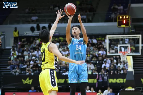 ▲國王傑登、林彥廷、林書緯、約翰，海神詹姆斯、吳曉謹、費雪、蘇文儒。（圖／TPBL職籃提供）