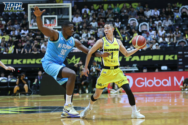 ▲國王傑登、林彥廷、林書緯、約翰、尚迪，海神詹姆斯、吳曉謹、費雪、蘇文儒。（圖／TPBL職籃提供）