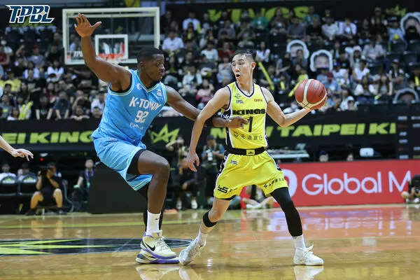 ▲國王傑登、林彥廷、林書緯、約翰、尚迪，海神詹姆斯、吳曉謹、費雪、蘇文儒。（圖／TPBL職籃提供）