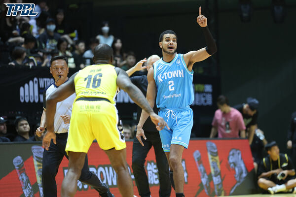 ▲國王傑登、林彥廷、林書緯、約翰、尚迪，海神詹姆斯、吳曉謹、費雪、蘇文儒。（圖／TPBL職籃提供）