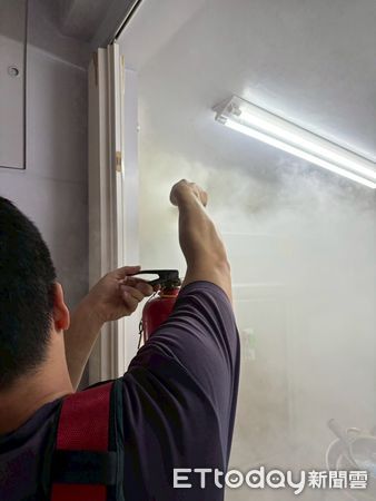 ▲台南市東區府連路一處店家冰箱疑電線短路起火，所幸火勢迅速撲滅。（記者林東良翻攝，下同）