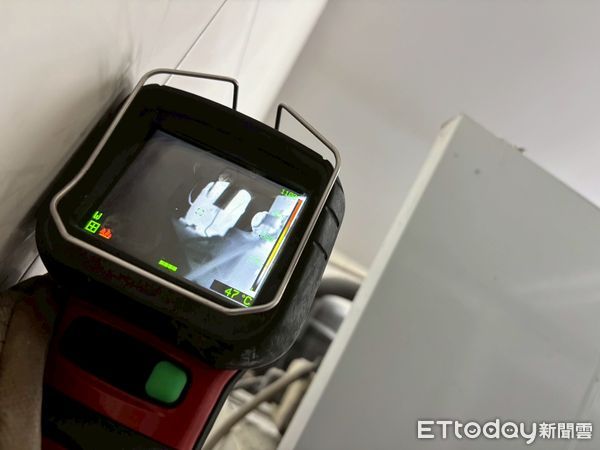 ▲台南市東區府連路一處店家冰箱疑電線短路起火，所幸火勢迅速撲滅。（記者林東良翻攝，下同）